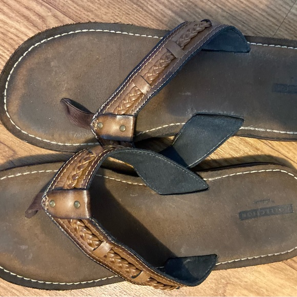 Clarks Cloudsteppers brown leather flip flop sandals. Sz 10 - Picture 7 of 7